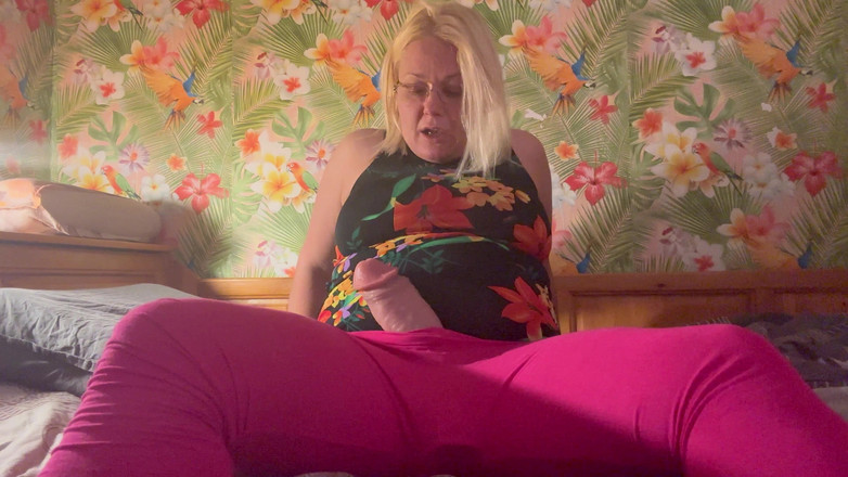 Putarankahotmilf: Futa mamãe com pau gigante fode sua travesti