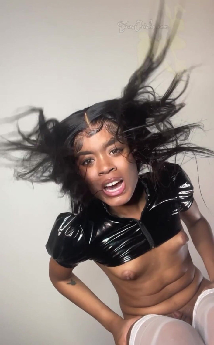 EROS ORISHA: Dominatrice trans ebano calpestandoti