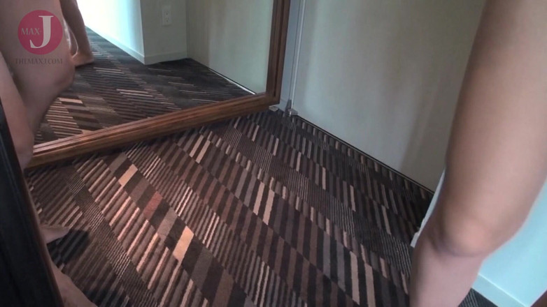 HMJM Japan: Sie hat einen dicken arsch, der herausragt, und aus einer...