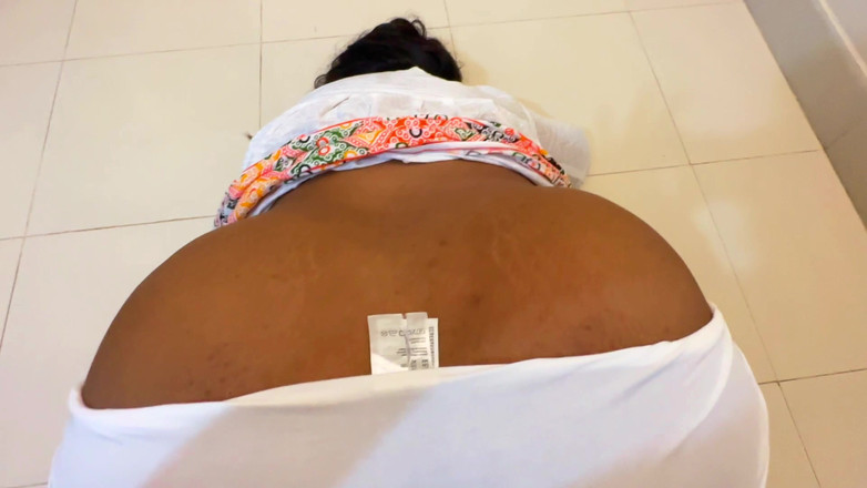 Aria Mia: Bakire üvey annemin büyük göğüsleri elbise giyerken sıkışıyor sonra yardım etmeye...