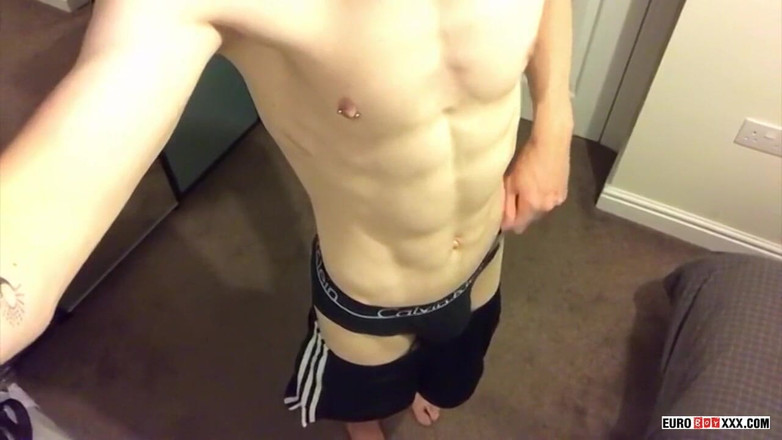 Euro boy xxx: Kluk z twunk dělá nepořádek!