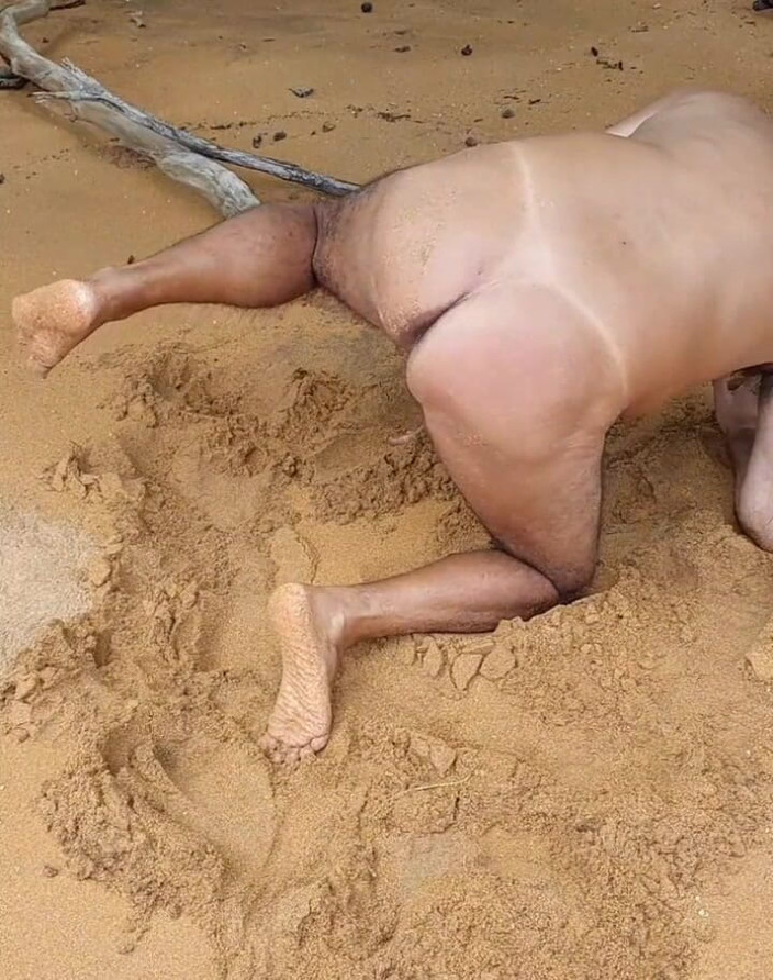 Ladysilvas: Ladysilva在海滩上公共场合裸体炫耀