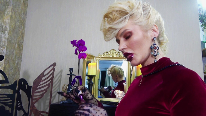 Goddess Celine: Vinylgloss ruj ısırıyor