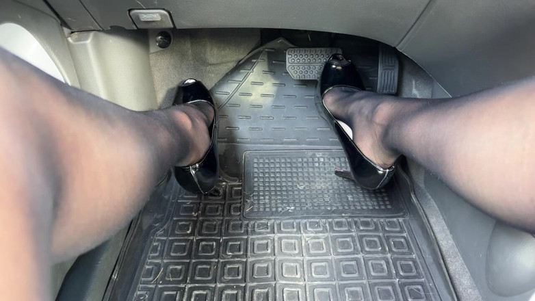 DINA LIGHT: Mengepam pedal dengan dewi Ukrain