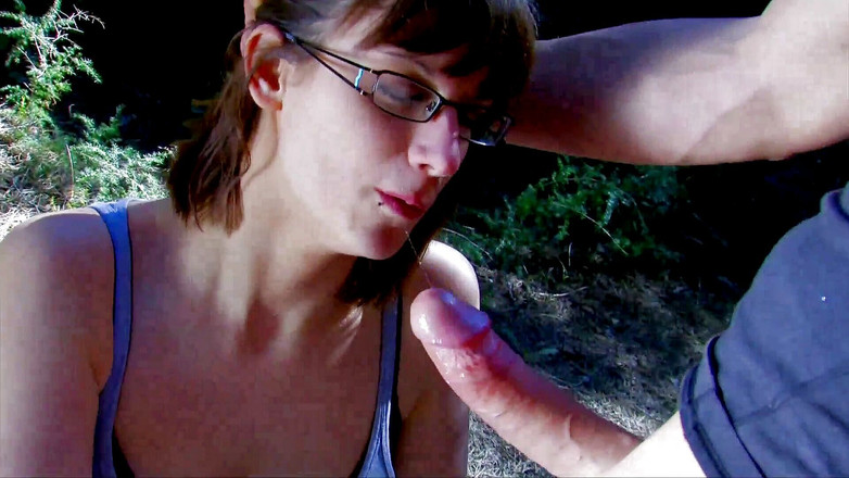 Fuck And Go: Una bruna lurida viene scopata da un ragazzo nel bosco