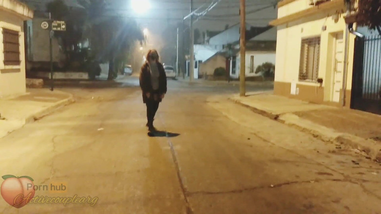 Activecouplearg: Procházka po vlakových kolejích Buenos Aires s nahou prsatou blikající...