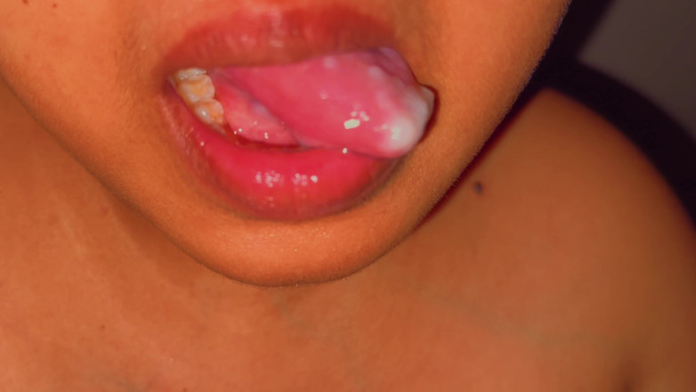 Aria Mia: La femme de mon ami essaye de m’échauffer en suçant...