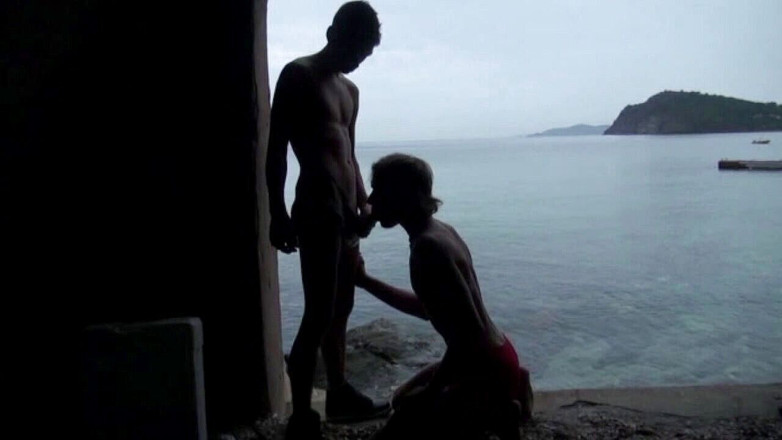 EXHIB BOYS: Jovem surfista fodida por gêmeos na praia