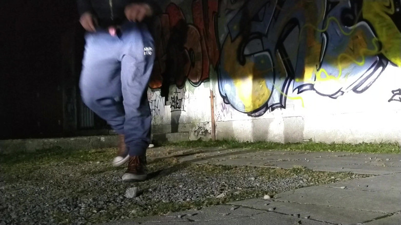 Toilet Mommy: 户外暴露女孩舔男人的屁股