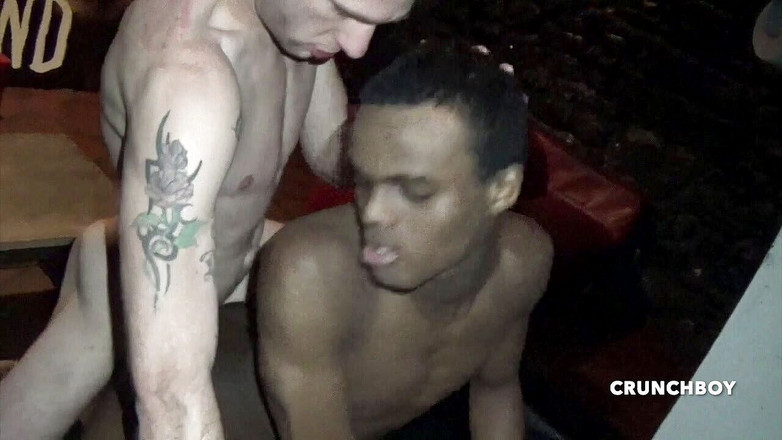 Gaybareback: Ebenová děvka šuká bez sedla od Guillauma Wayneho