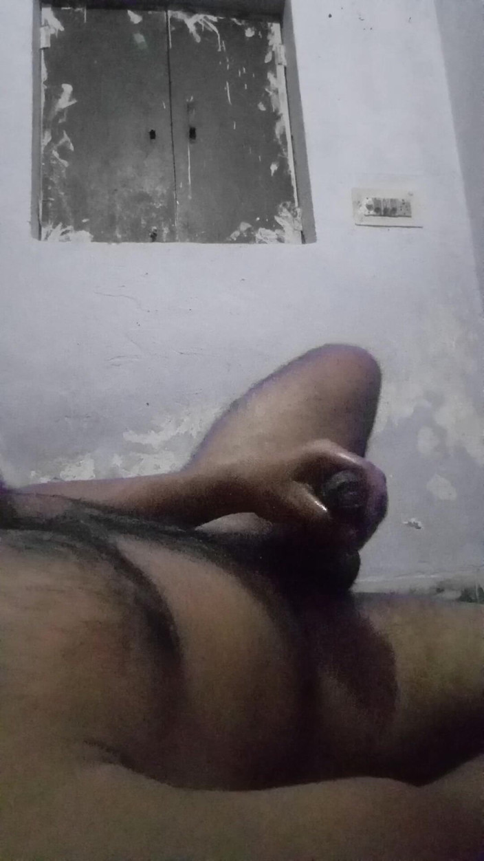 Raaz26d: Băiat indian se masează cu ulei și își masturbează pula mare și mare în...