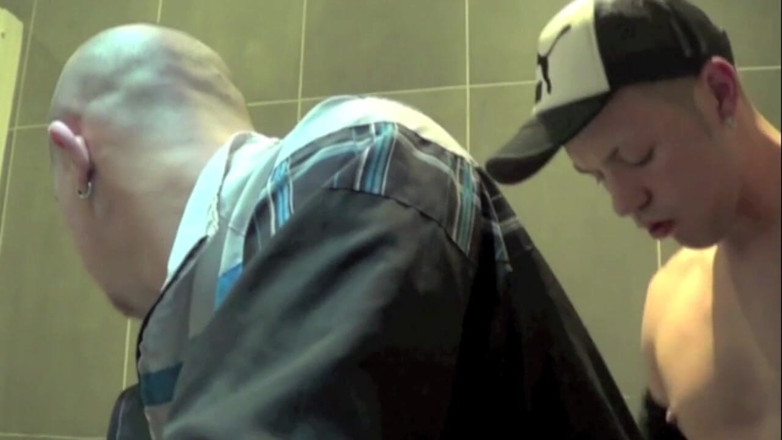 Crunch Boy: Une Arabe se fait sucer et baiser par un gay...