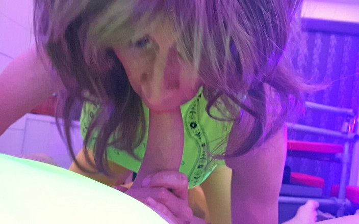 Lucy Essex CD: Uv Glow trío con femdom y mamada de gran polla