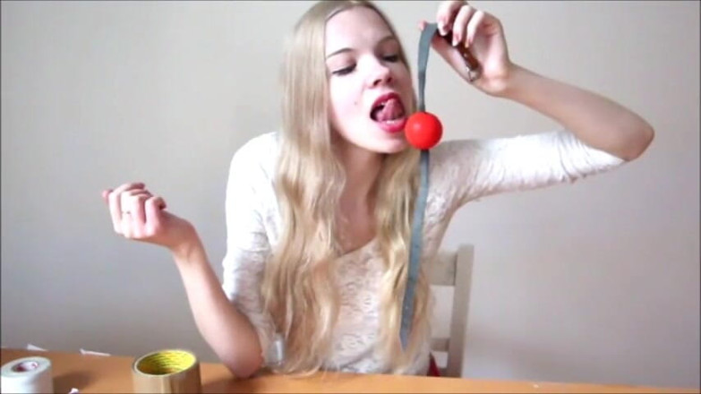 Selfgags classic: Mladá a flirtovatá polská holka s vlastním roubíkem! (Epizoda 1 z 2)
