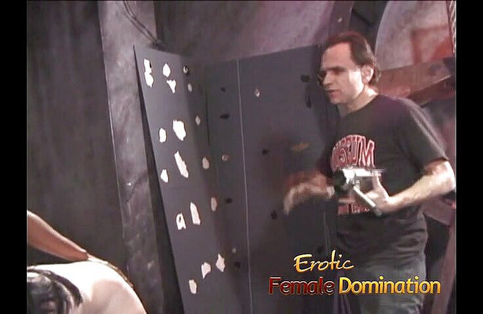 Erotic Female Domination: 痴女の女の子は舞台裏で鞭打たれた