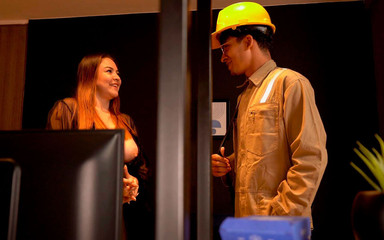 ThiagoLopez: 互联网服务工人蒂亚戈洛佩兹与丰满熟女daniela gomez连接WiFi