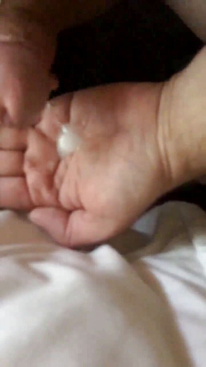 Kinky horny gay bois: 只是一个同性恋男人从他的阴茎里撸管射精