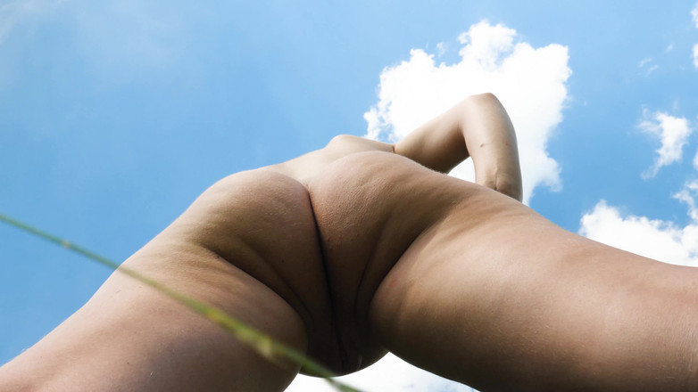 Peaches and Bananas: Kundička zblízka na porno na nudistické pláži