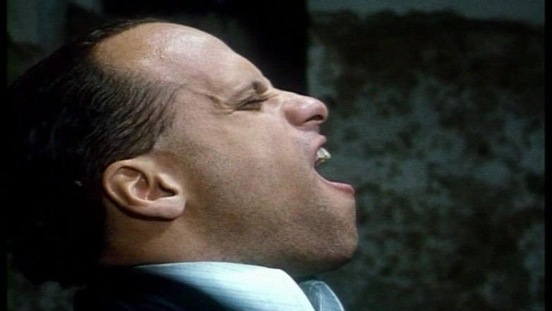 Inhonorof porn: Kelly trump adalah mata hari: dia masturbasi di depan tahanannya...