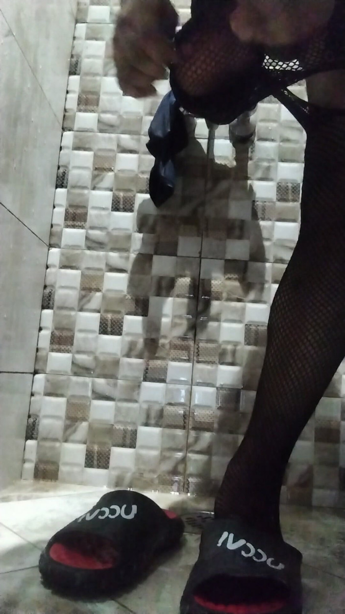 FlirtyAlien: Sissy Gay Crossdresser na sobě sexy šaty a masterbating