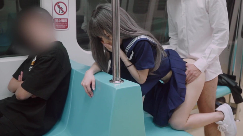 Asian Milfs n Teens: 中国の女子大生は電車の中できっされました - Perv Milfs n Teens