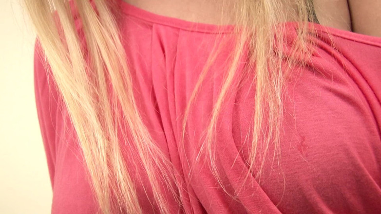 Solo Sensations: Сексуальная крошка в мини-юбке показывает ее красивую задницу