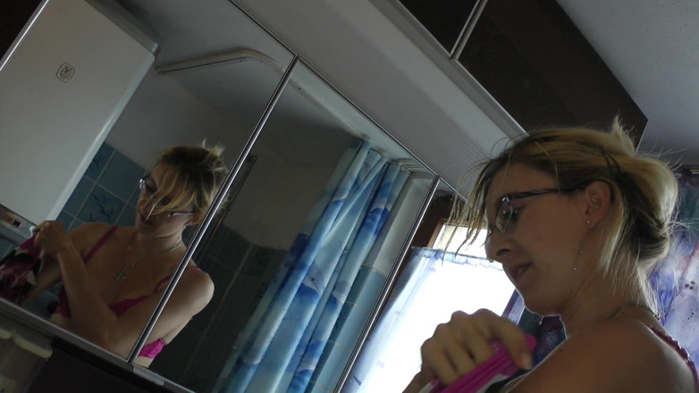 Solo Sex: Skinny girl enjoys masturbation in bathroom