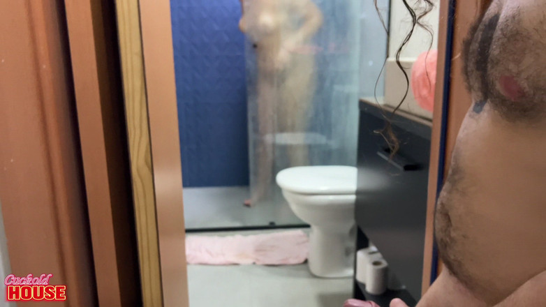 CuckoldHouse: Istri hot ini dientot habis-habisan sama teman-teman suaminya saat threesome