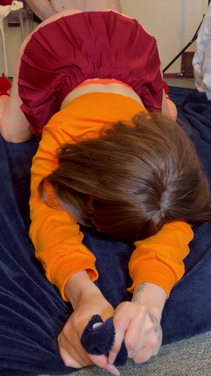 Nerdy Nympho: Velma Dapat Kejutan Besar Dan Kiri Dengan Creampie Meleleh