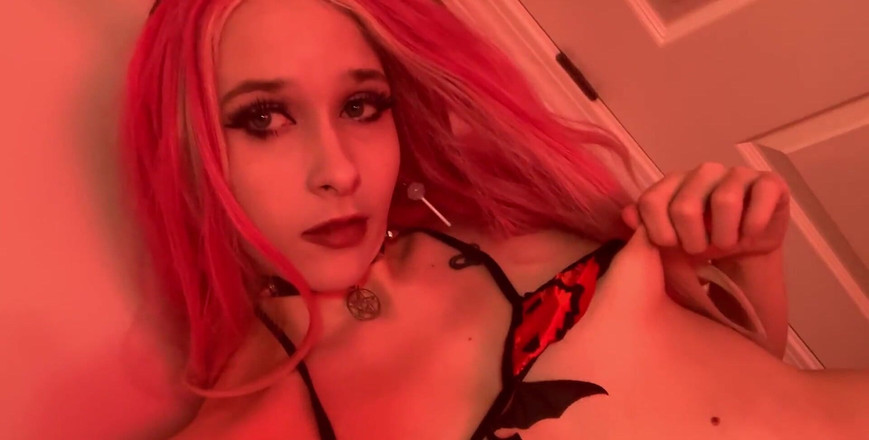 EmoDream1998: 火辣哥特女孩脱衣舞