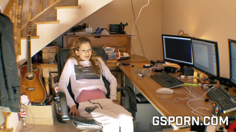 GS studio: A blonde secretary masturbates with the computer mouse