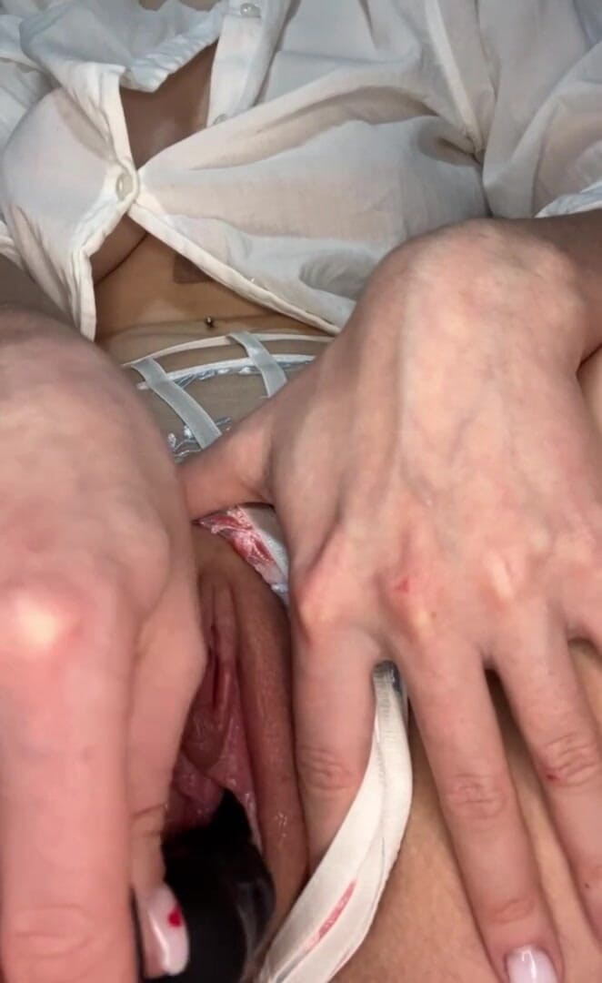 Hotsexybrunnet: Beauty fucks herself with a big toy