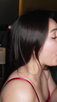 Žádostivá asijská brunetka Amelia Ost dostane dobré anální šukání
