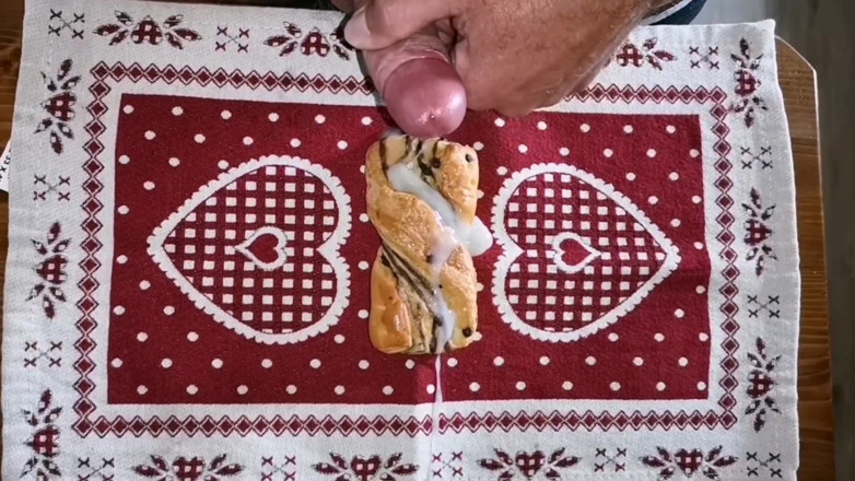 Cicci77: Cicci77 pregătește micul dejun cu o explozie de spermă!