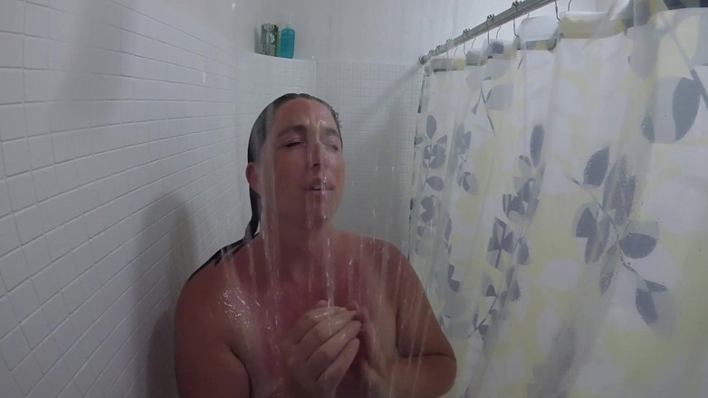 Lizzy Price: Shower time fun while singing