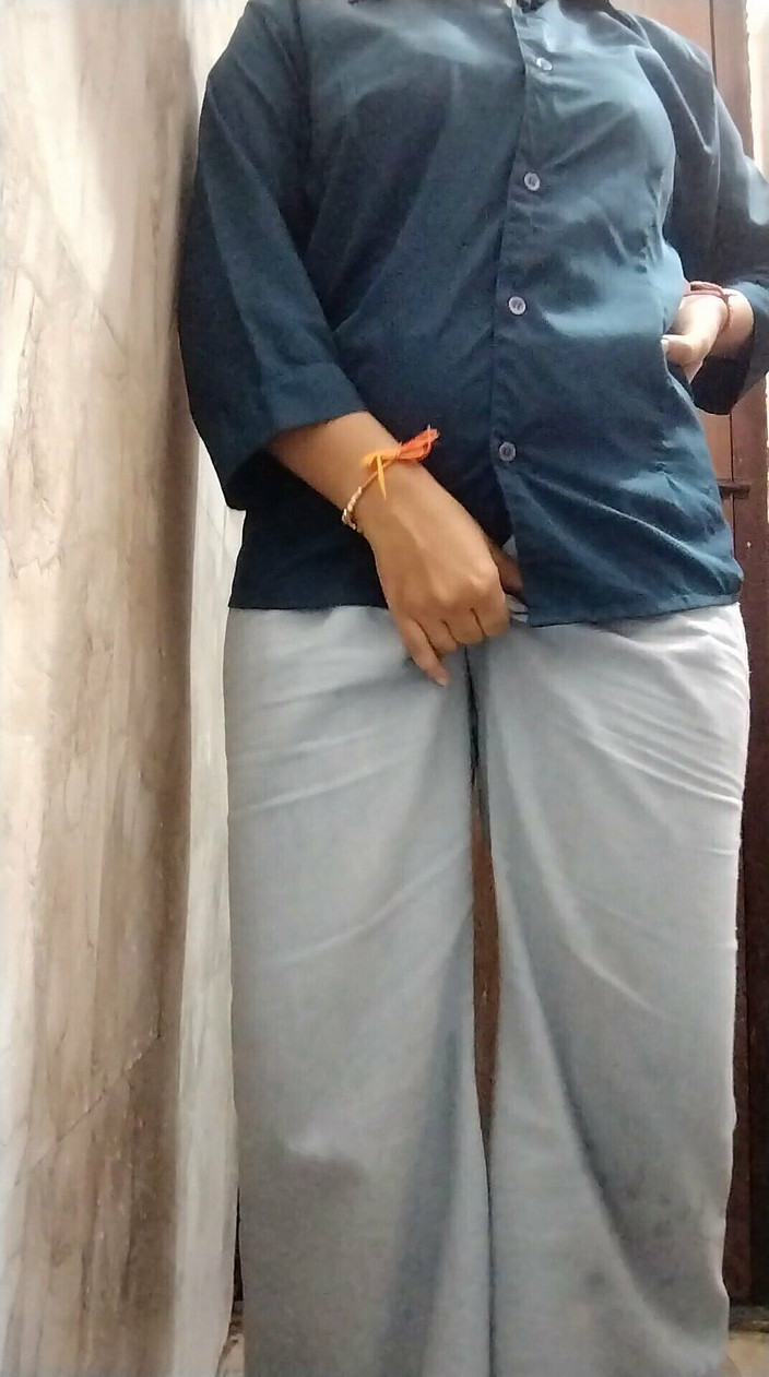 Riyathakur: Calda ragazza indiana si masturba a casa