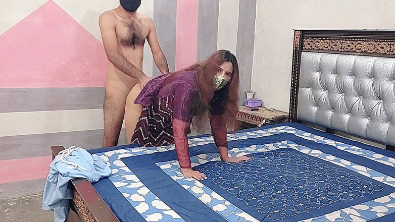 Pakistani CoupleX: Bhabhi sprzątał pokój, przyrodni brat uczynił ją nową pokojówką i...