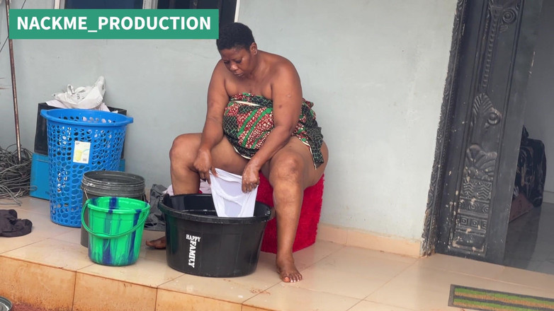NACKME_PRODUCTION: Africana mama multitasks em uma manhã de domingo