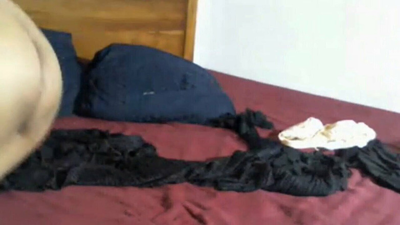 Miya White: 名人和女演员在晚上用物品自慰