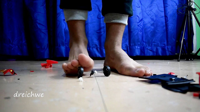 Dreichwe: Memusnahkan kereta besar dengan kapalterbang mainan