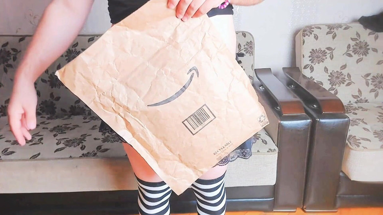 Kitty_Cross: 창가에서 햇살 아래에서 포즈를 취하는 귀여운 트랜스 소녀