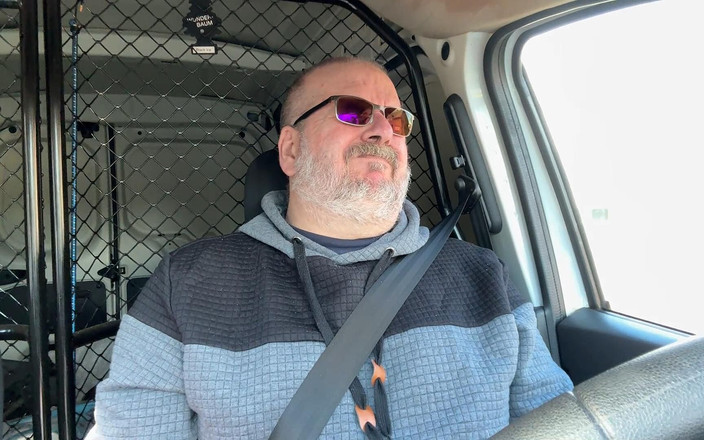 Qualzucht: 엉덩이에 공을 넣고 차를 운전하기