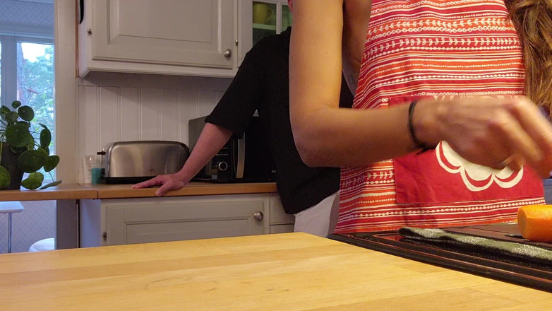 LoveAndRopes: Heiße MILF wird in der küche von hinten gefickt, ihr...