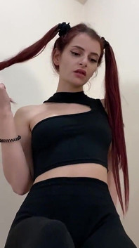 두 명의 젊은 여주인의 발을 번갈아 가며 따먹는 발 노예 - 이중 발 지배