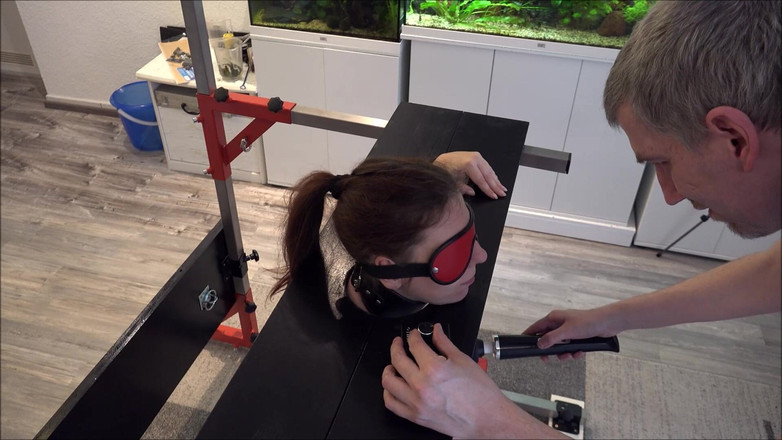 Master-Thomas: Sklavin Wehrlos Im Pranger Zum Orgasmus Auf Sybian Getrieben Part 2