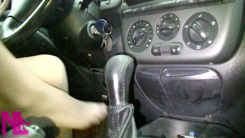 Nyllady: Sensual com os pés para Gear Stick em meia-calça nude...