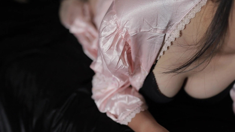 deafheaven666: セクシーなサテンドレスを着た美しい女の子が秘部を見せる