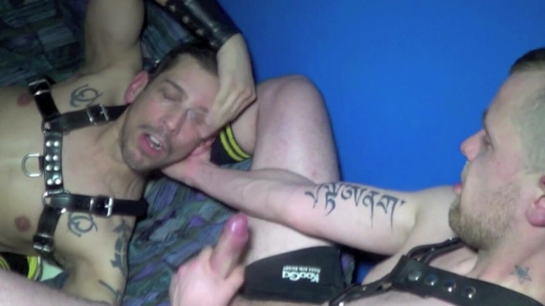 Gaybareback: Tatuaż chłopak zerżnięty przez kutasa XXL Waikix na zapleczu