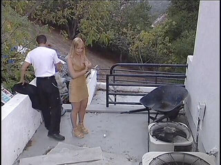 The Anal Queens: Sarışın genç kız arka bahçede sikiliyor