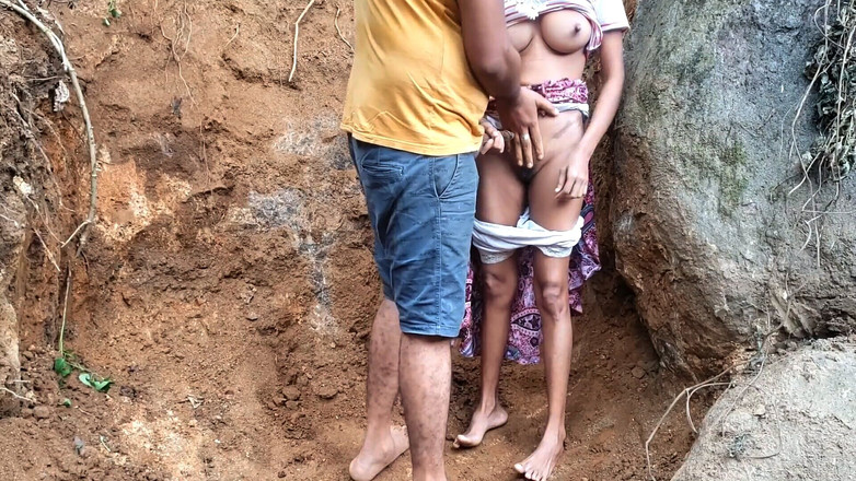 yessbooty: こっそり、私は屋外で放尿した後、裸の屋外でいたずらな義理の妹を犯しました